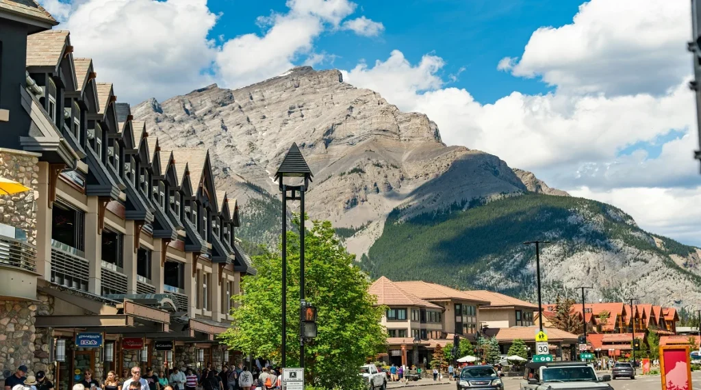 Canadian provinces in western Canada with mountain scenery
