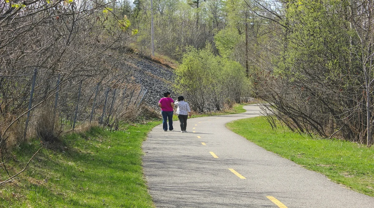 simple scenic walk in Canada on an easy outdoor path