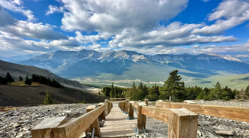 simple scenic walk in Canada with relaxing views and easy pace
