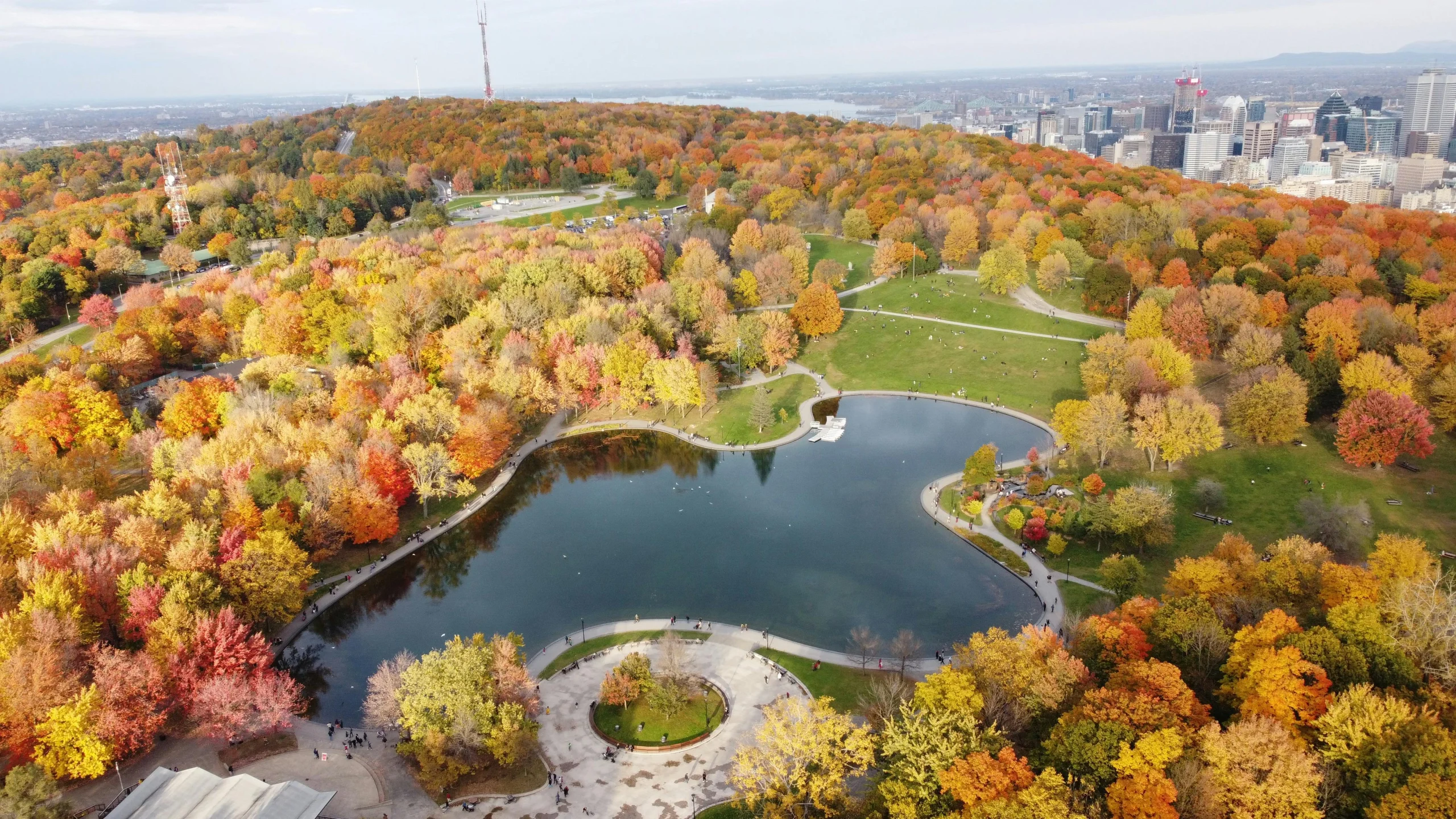 fall weather in Canada changing daily life and outdoor scenery