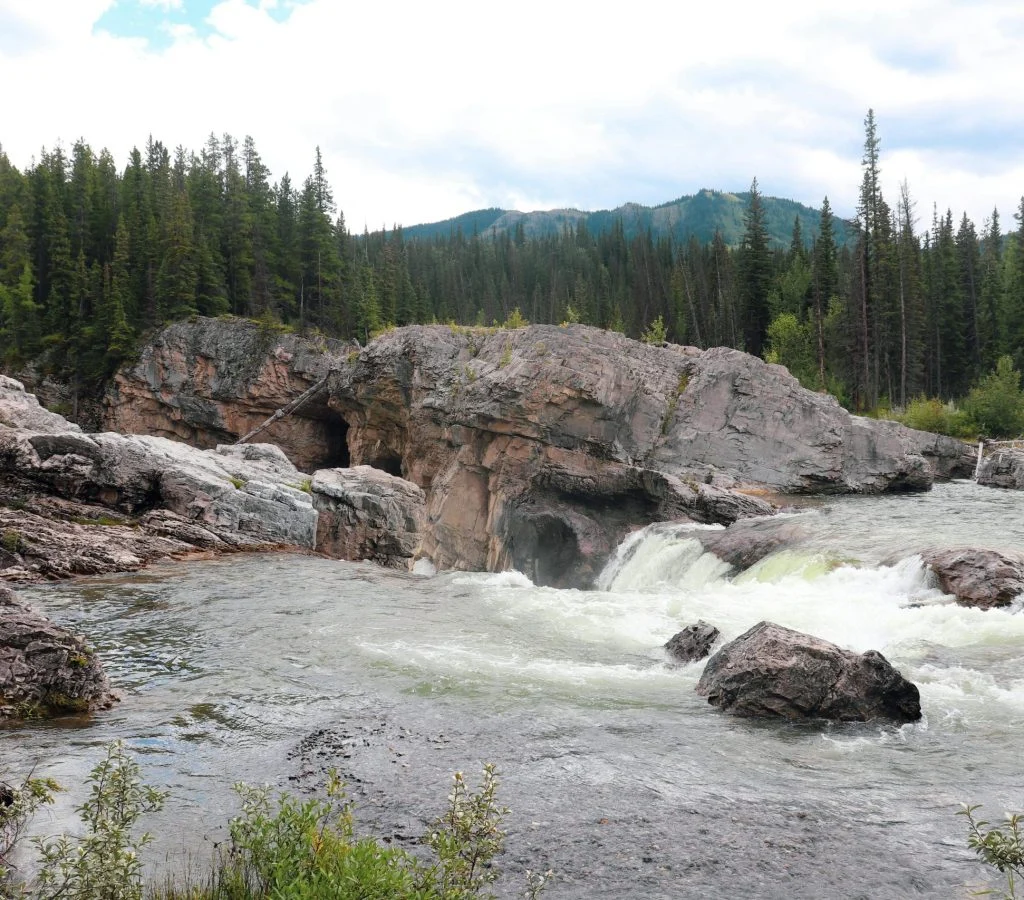 Photo of a picturesque Canadian landscape with mountains and lake